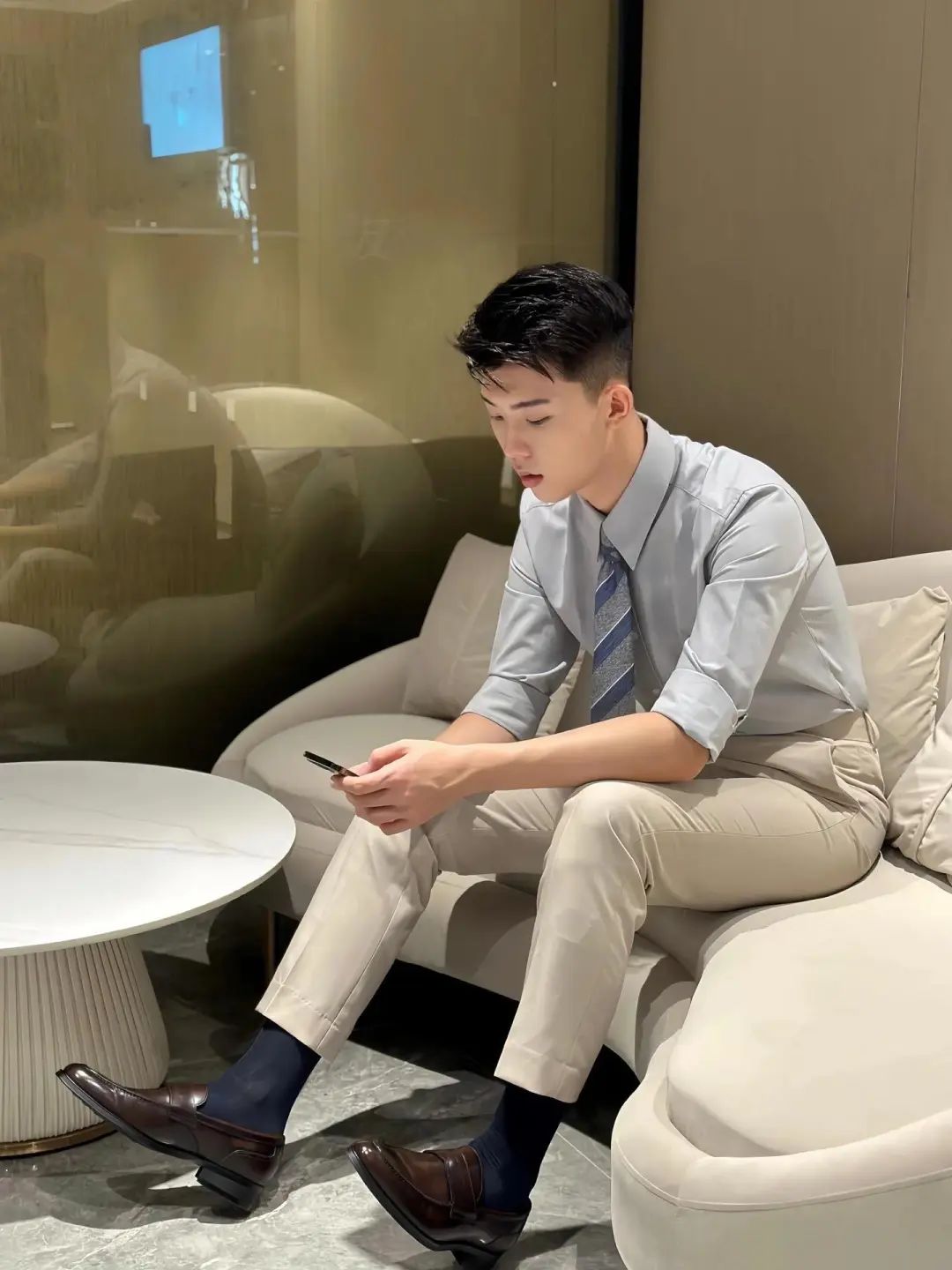 正装帅小哥的圣诞夜：寂寞，还是一种别样的浪漫？