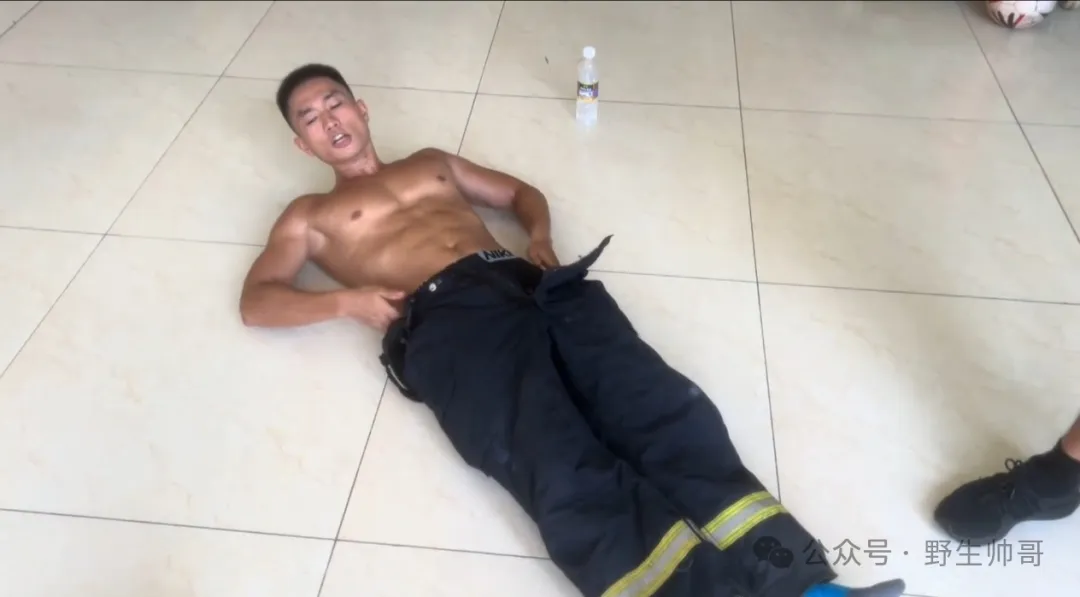 消防员胸腹肌真有型裤子脱了，长腿穿太紧太大啦！