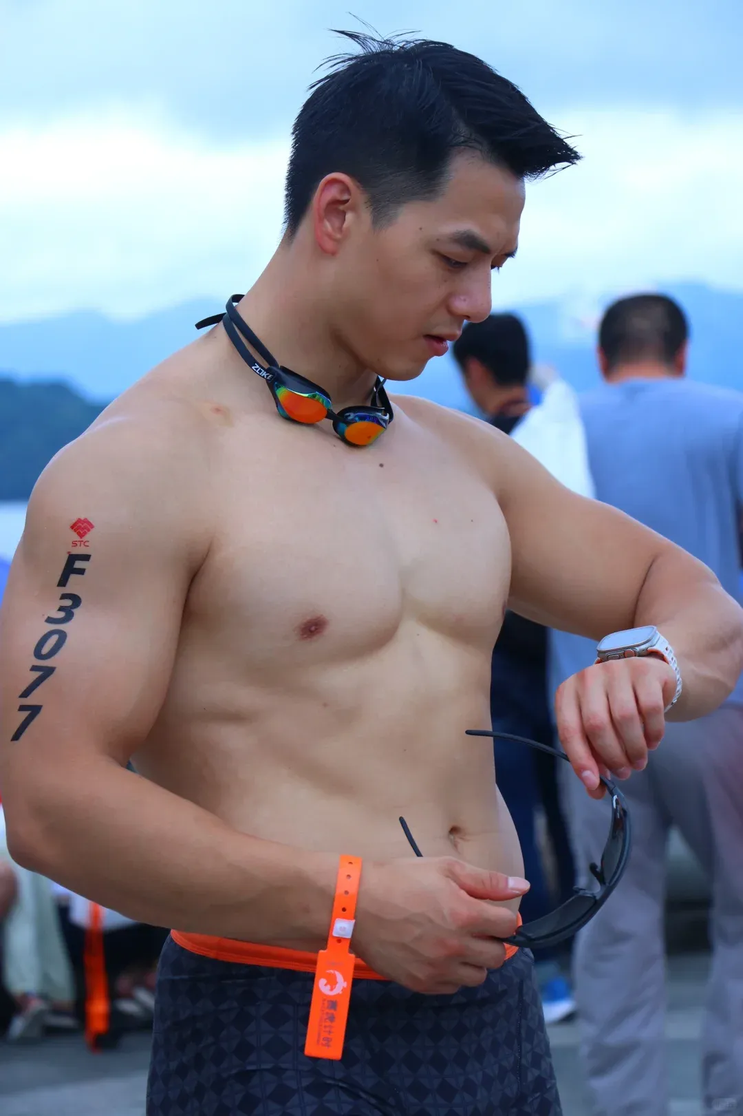 天菜湿身猛男在线撩，都谁在谈？