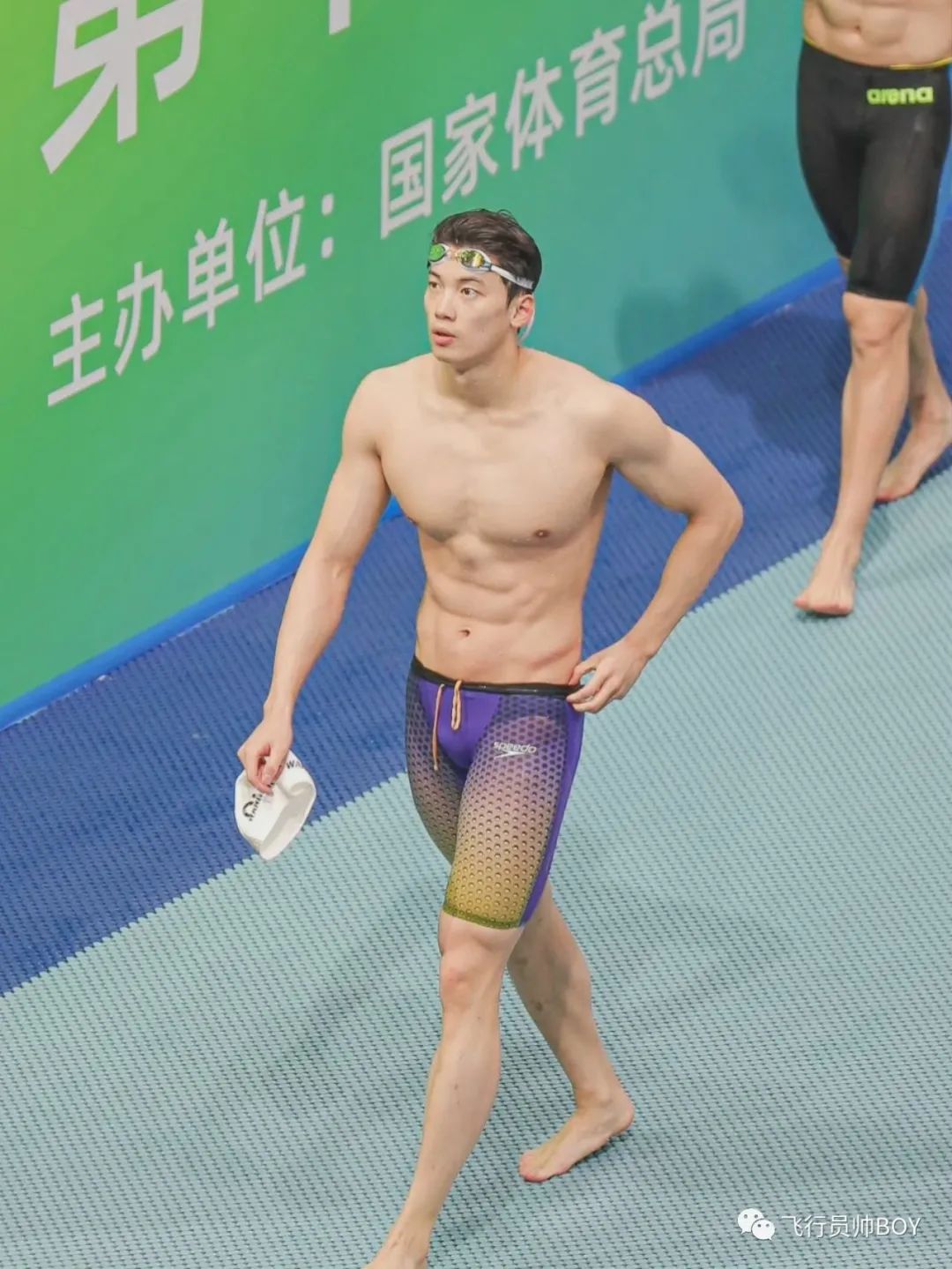 汪顺被男子摸白嫩大胸肌！