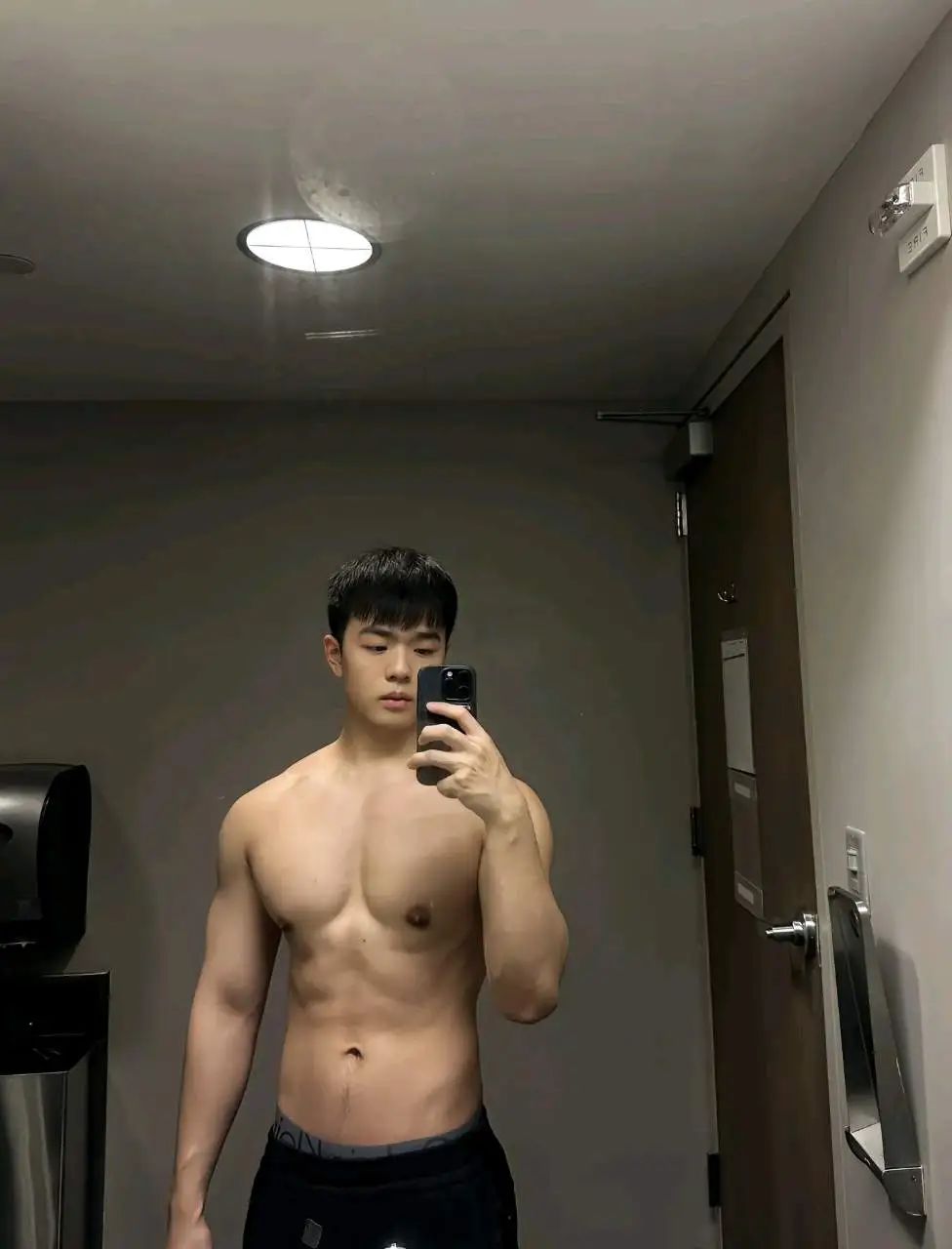 海边黑三角内裤薄肌小奶狗，谁的基达又响了？
