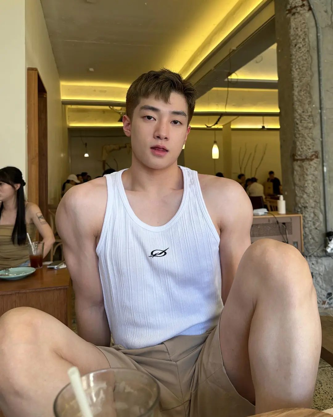 时尚圈新晋男神 " 巨大梁仔 ": 从北服走出的型男养成记