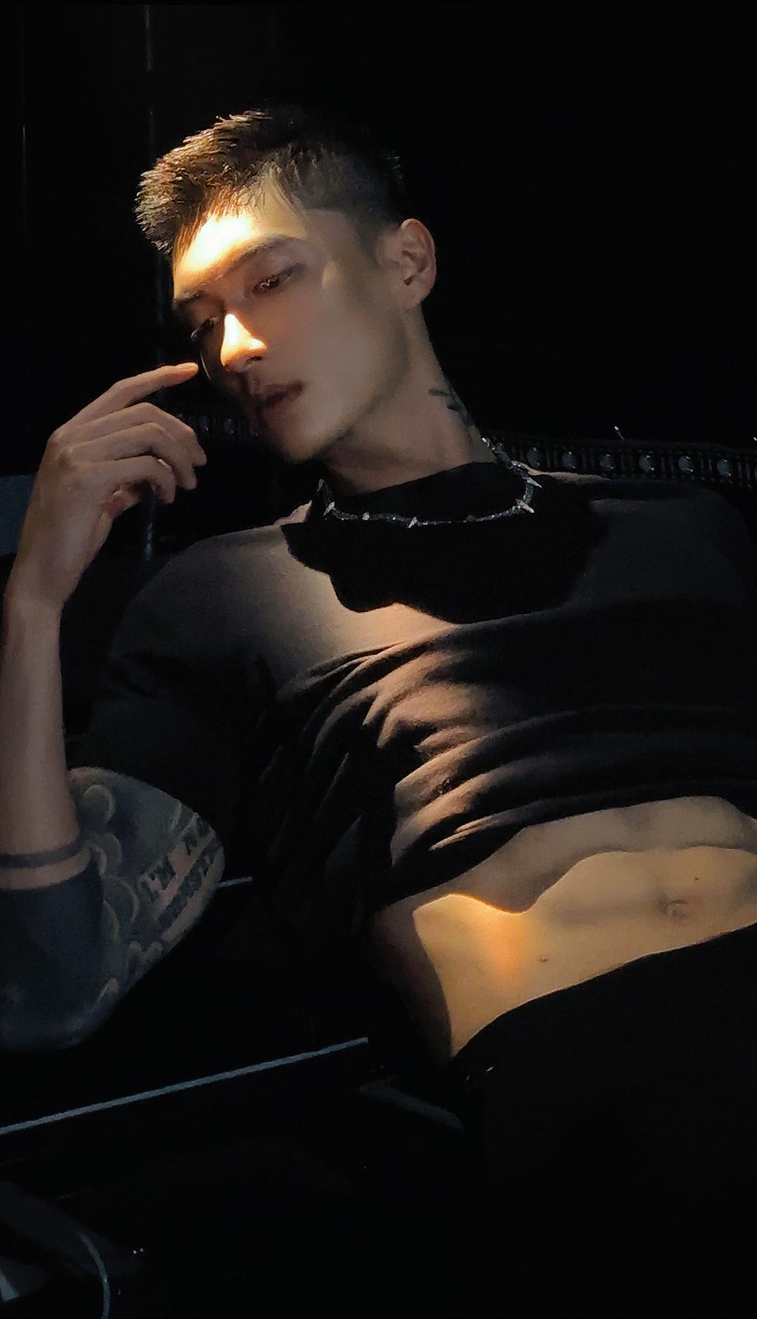 一看就很有性张力！健身型男与萌宠共享温馨时光