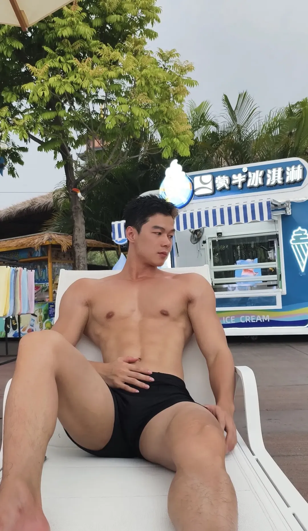 00 后型男演绎禁欲系正装，马靴搭配也太绝了吧！