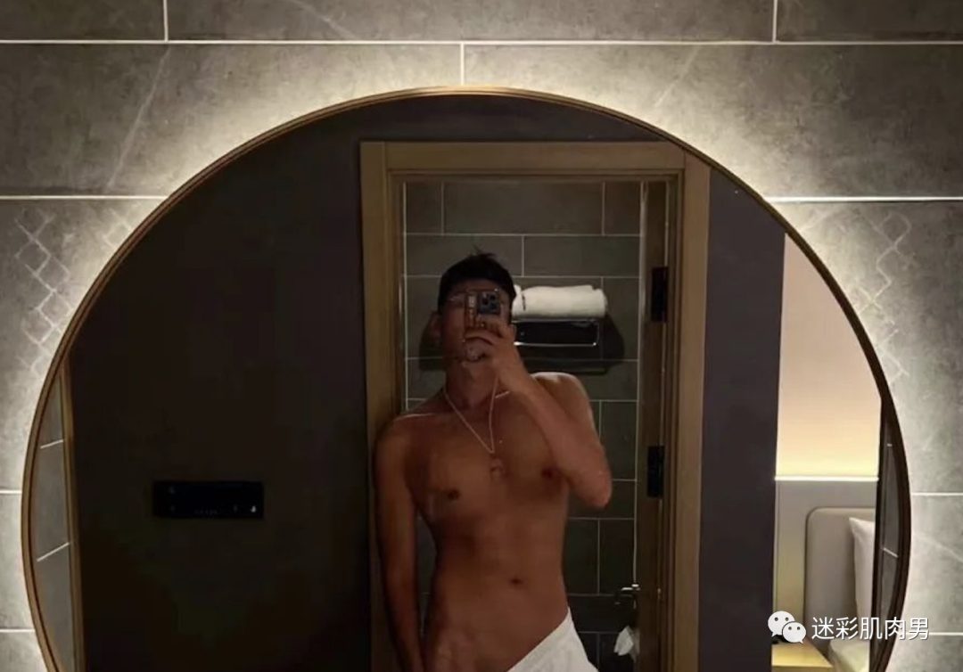 寝室男大体育生短裤裤拉太低自拍?长得太粗壮了! 寝室男大体育生短裤裤拉太低自拍?长得太粗壮了!