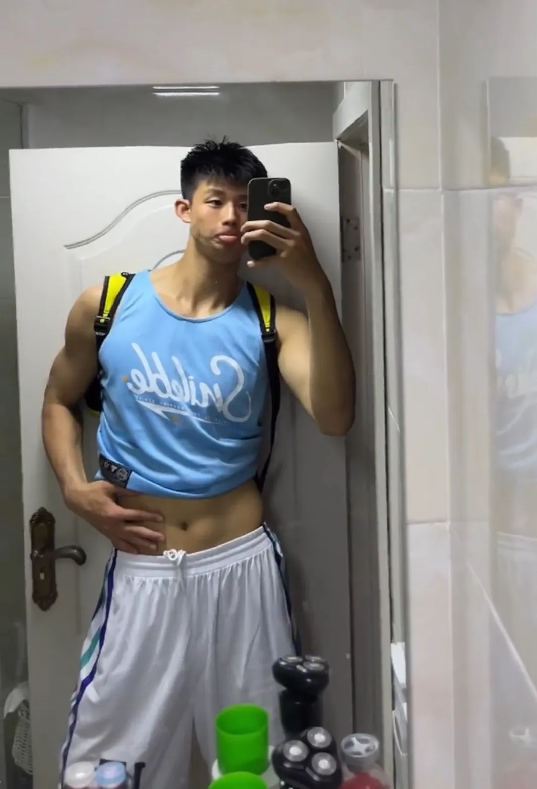 网吧惊现半裸肌肉男，竟是超火运动系小奶狗？