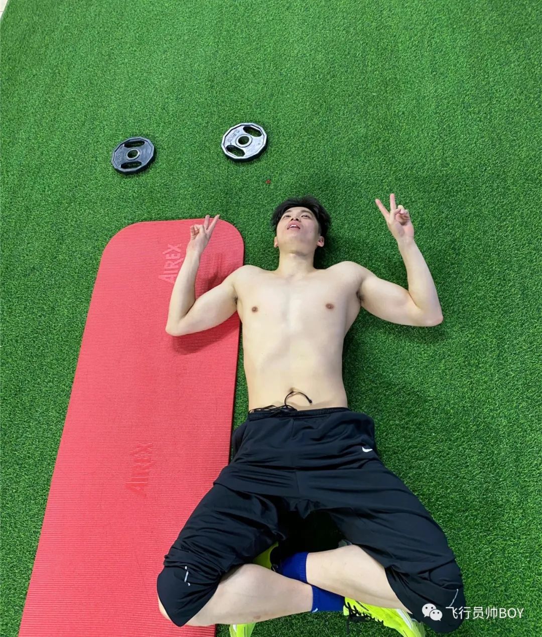 汪顺被男子摸白嫩大胸肌！