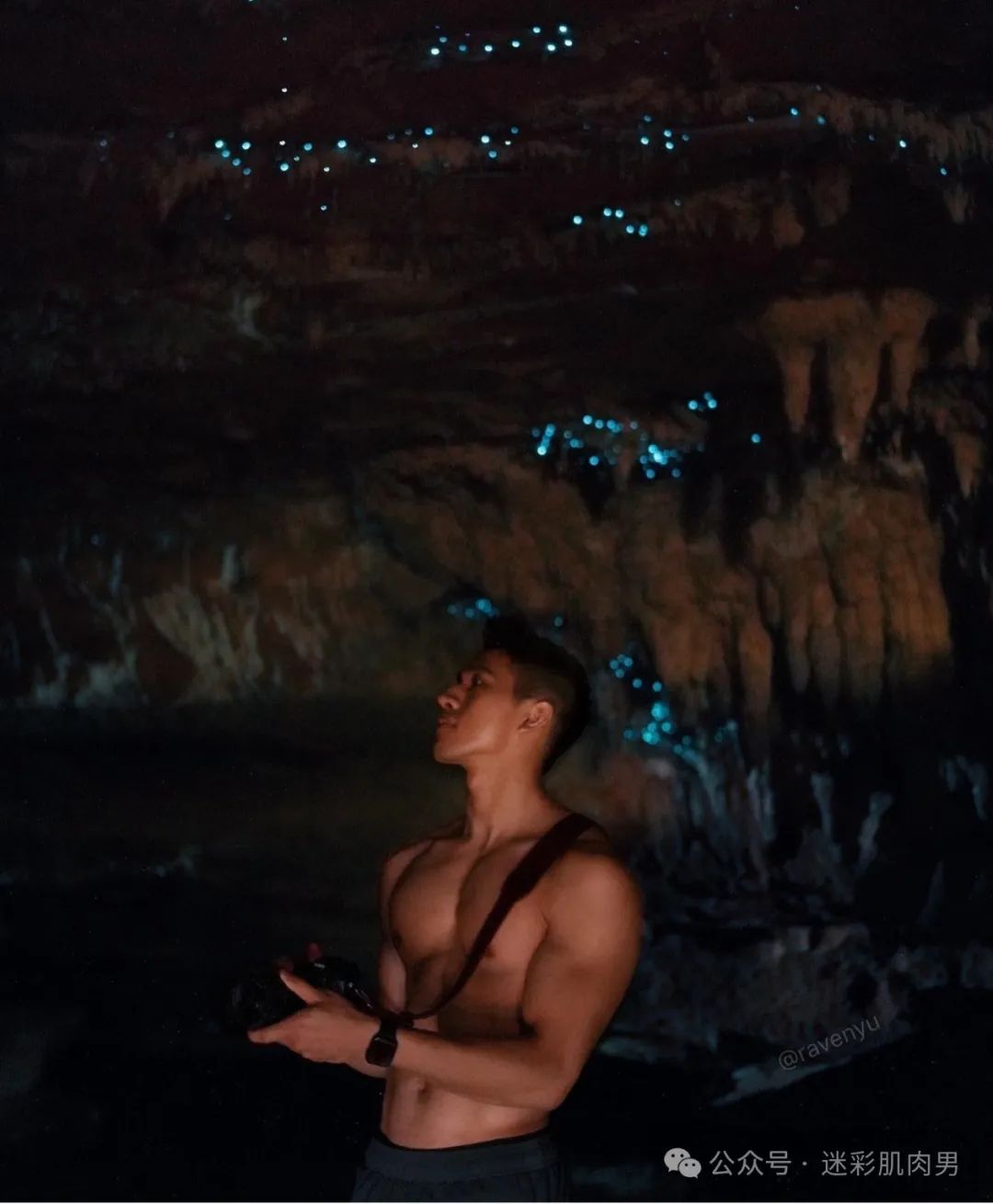 湿透的翘臀运动男灰裤子太凸显了，长腿长得大哦！