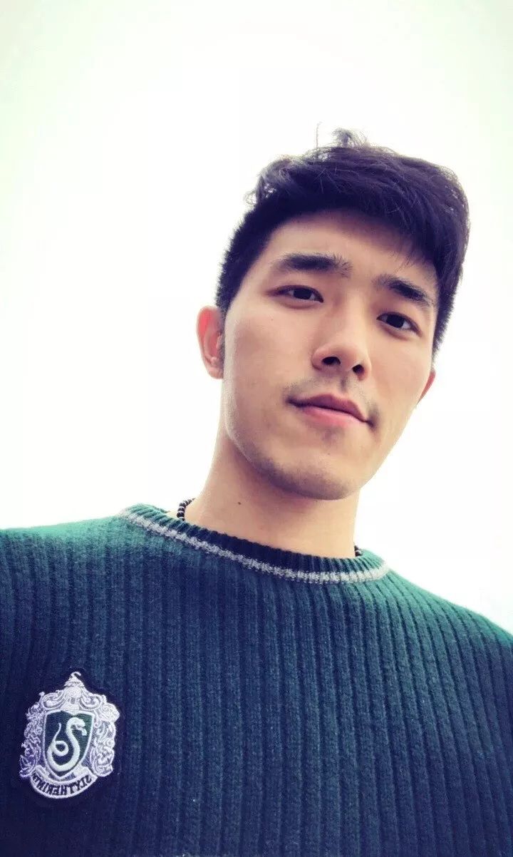 打篮球小哥自拍照大长腿大胸肌，长得太帅气！