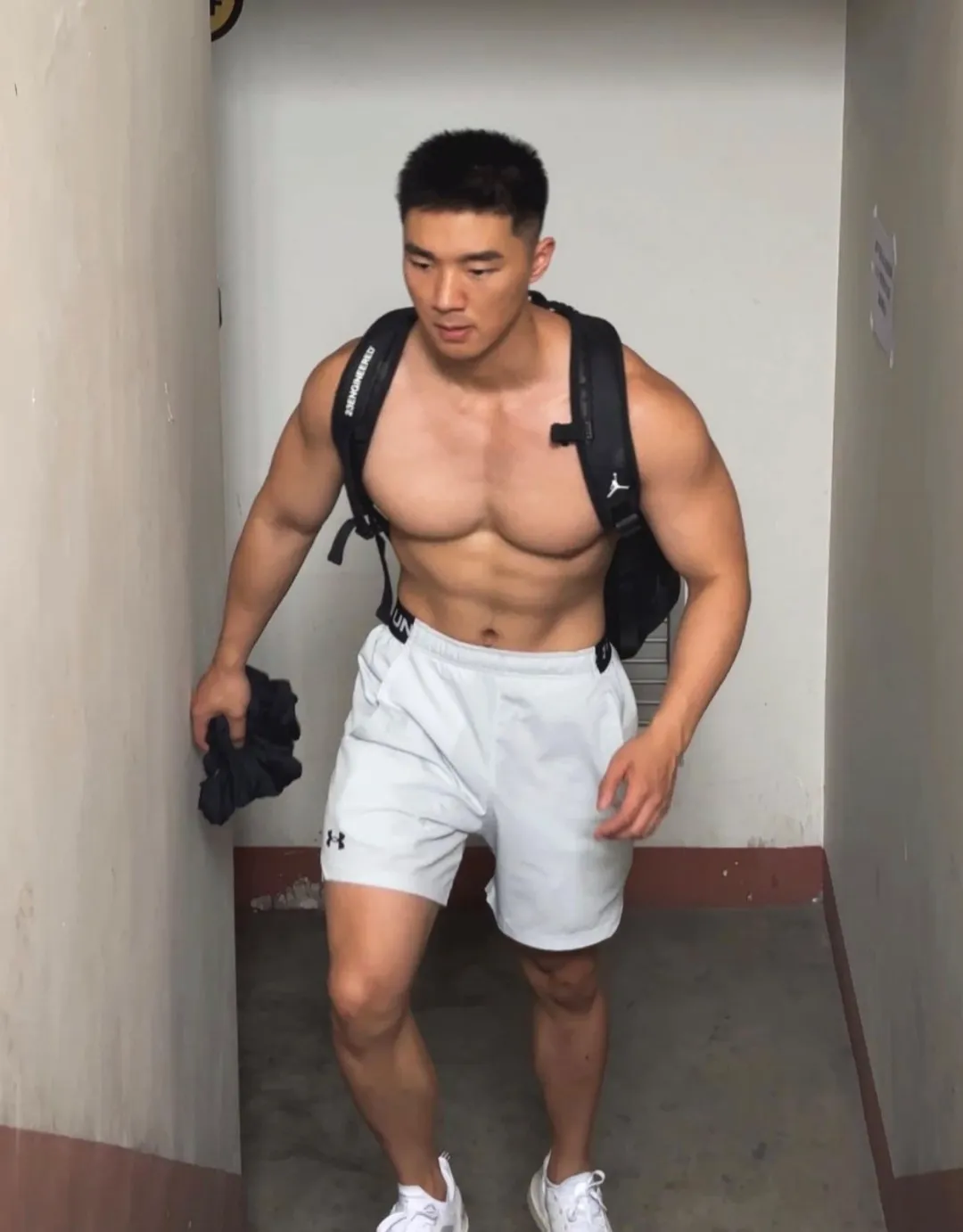 火到湾湾！这个穿 CK 的肌肉 gogo 也太帅了吧！