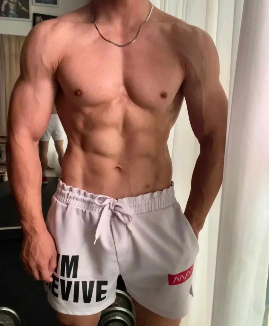 肌肉直男半裸开车走红，大胸器亮了