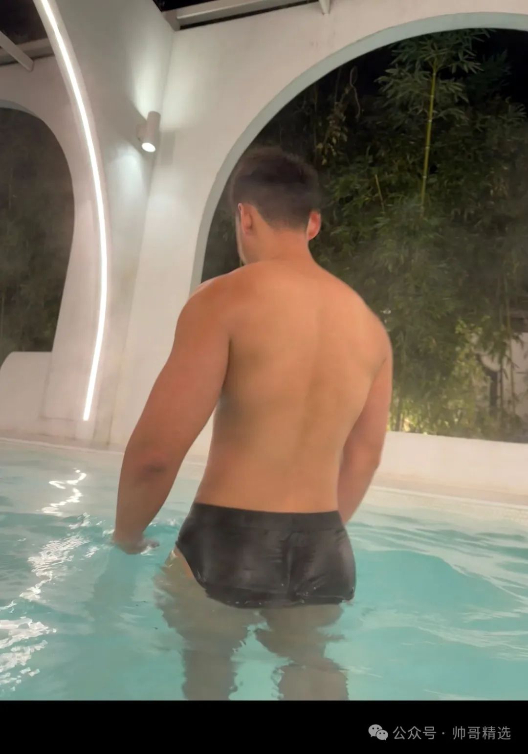 爱穿比基尼的翘臀肌肉男孩子 小心坏哥哥找你