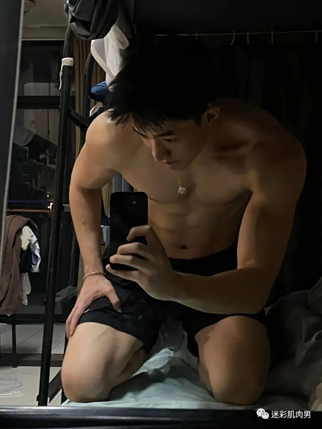 寝室男大体育生短裤裤拉太低自拍？长得太粗壮了！