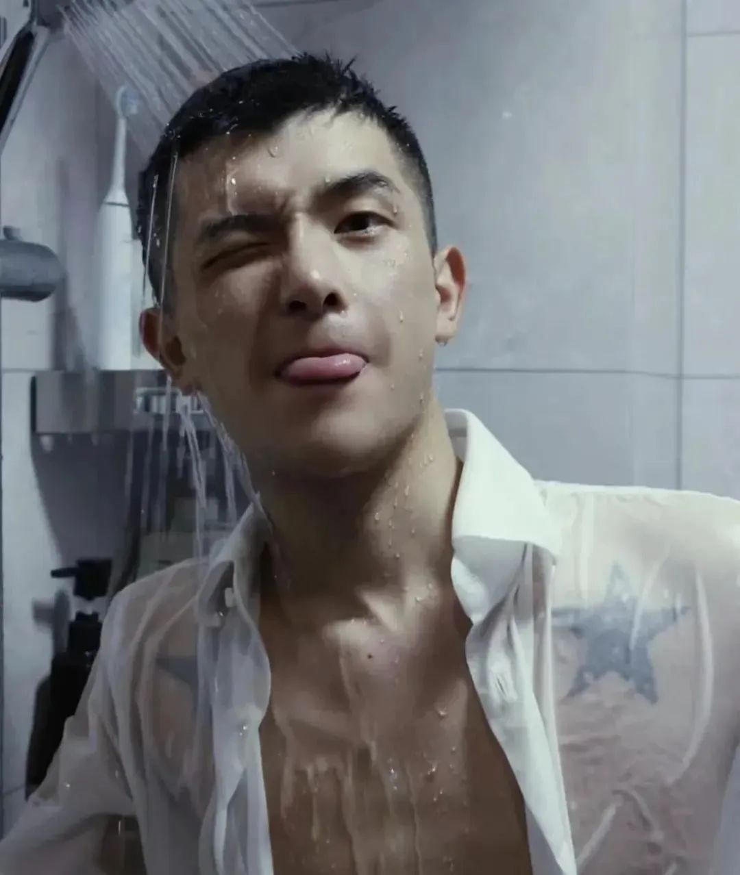 短发小鲜肉浴室照，想让人亲亲！