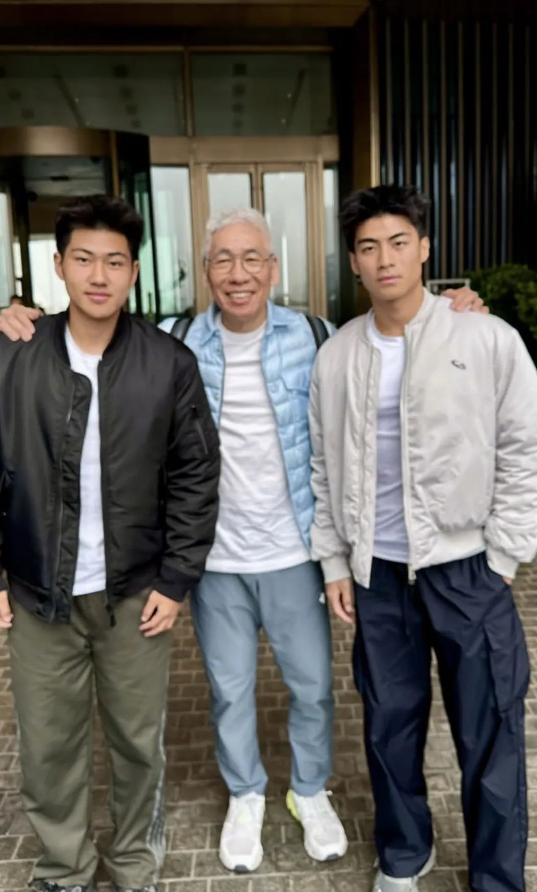 鼻子大 20 岁山东男大体育生！被刘姥姥抱两个！