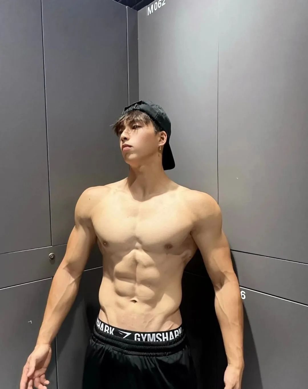 178cm 冷白皮腹肌帅哥，显眼包大！