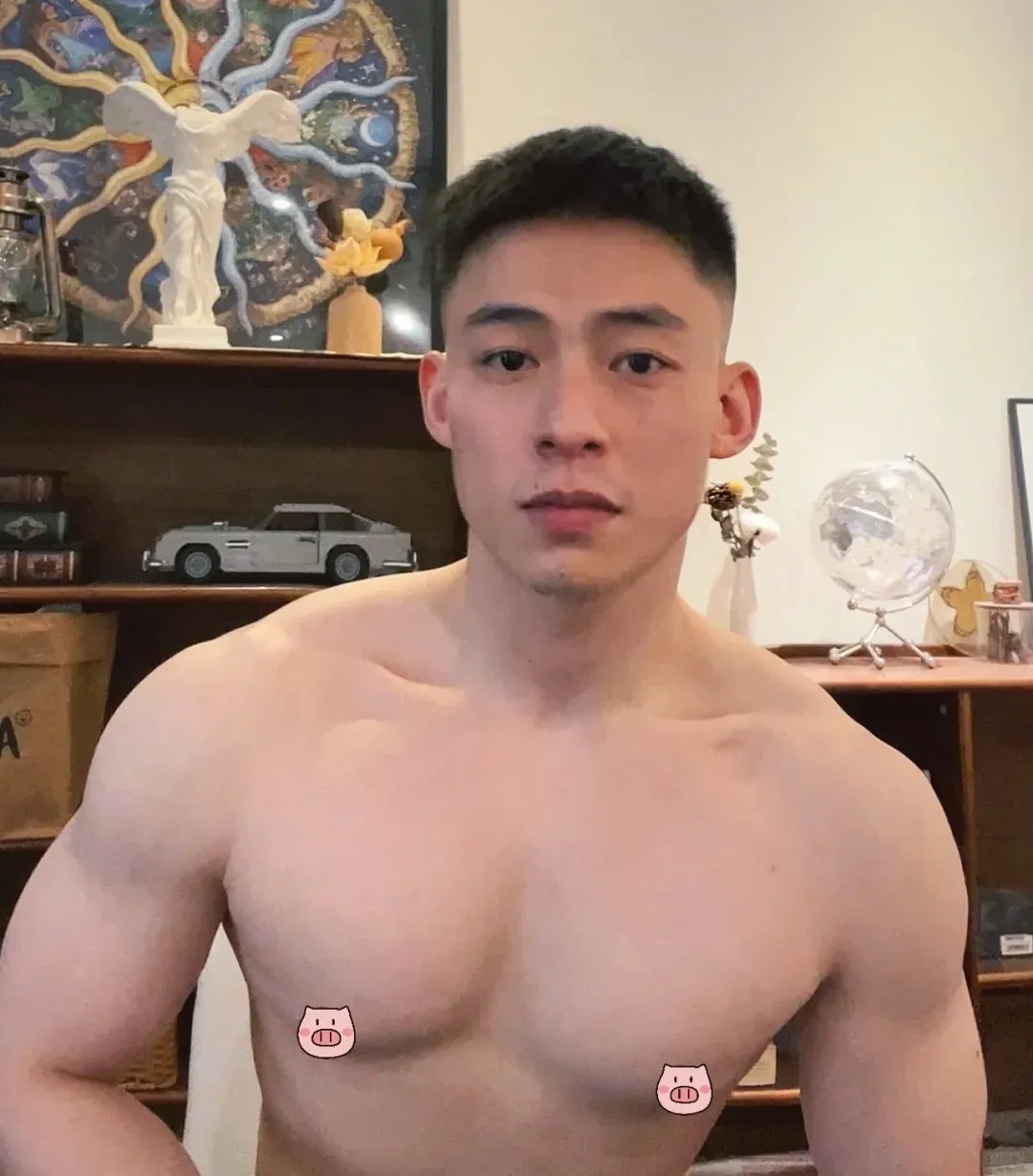 斯文寸头学生 boy 露大 jio 秀胸肌，硬汉形象疑似在卖腐?!