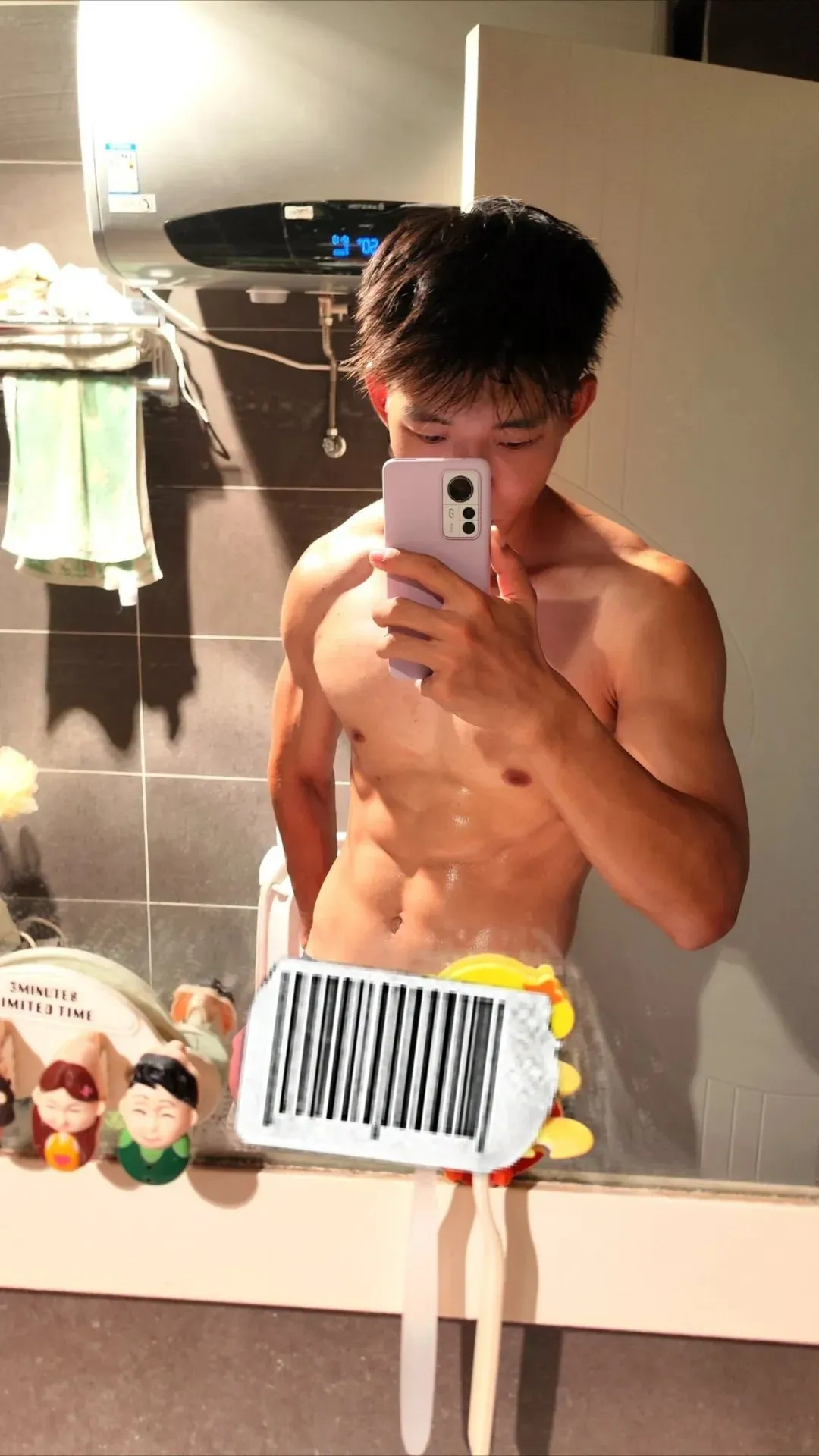 18 男大，浴室自拍秀，这也太撩了！