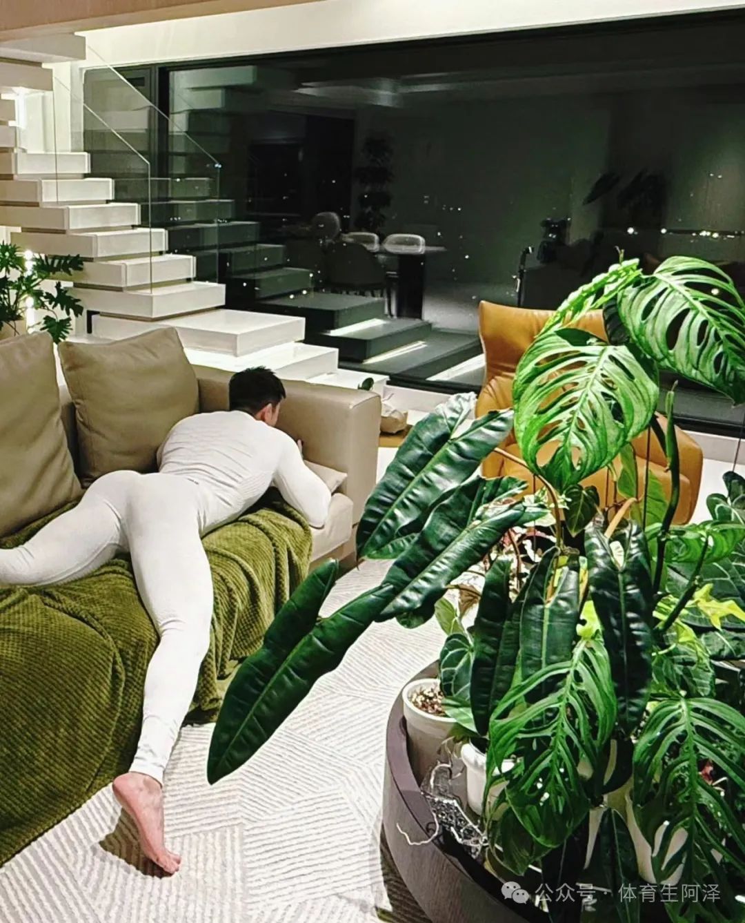 宽肩窄腰黑皮男大，超绝不经意间秀饱满翘臀......