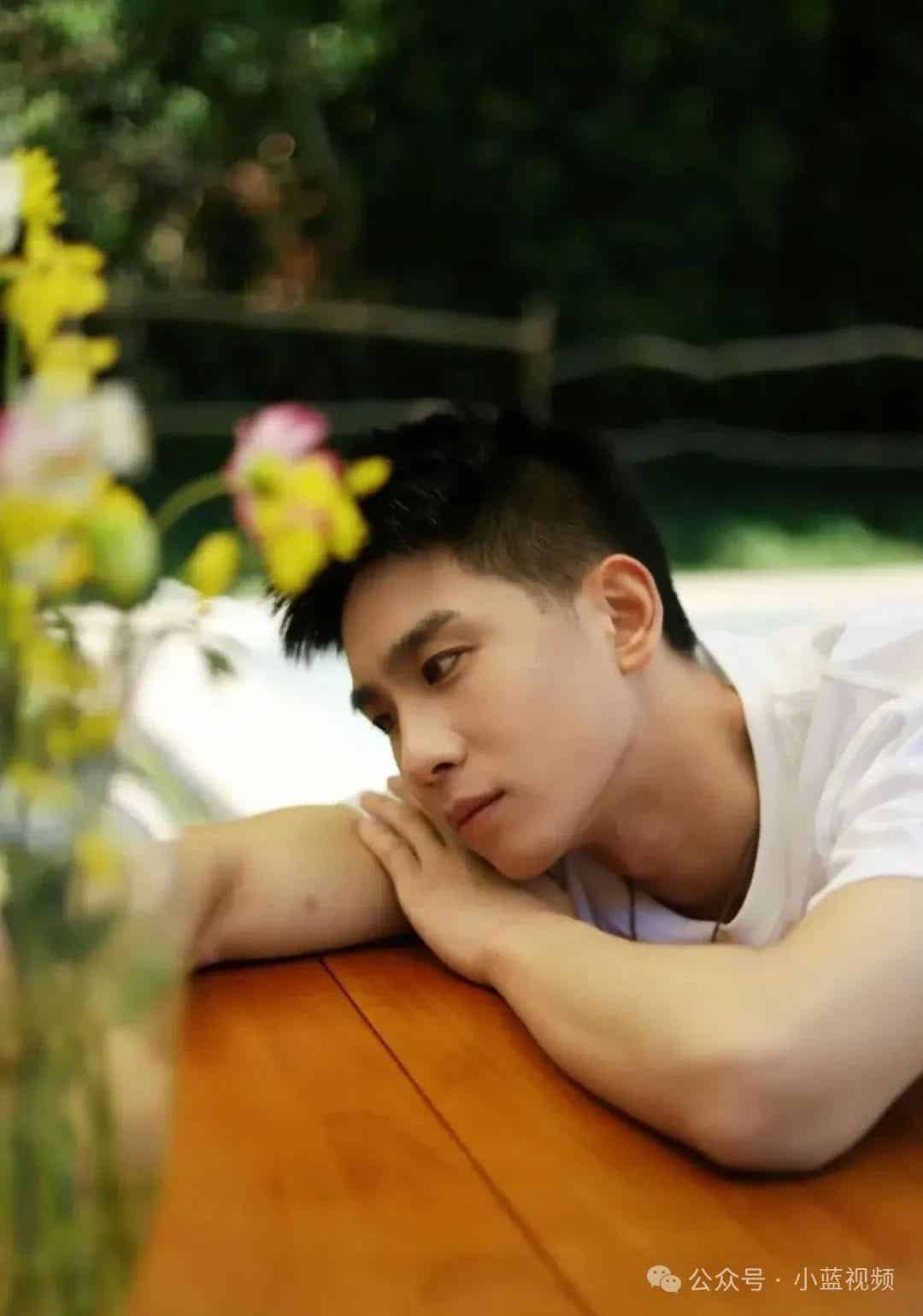 薄肌倒三角人鱼线，通讯录们理想对象！