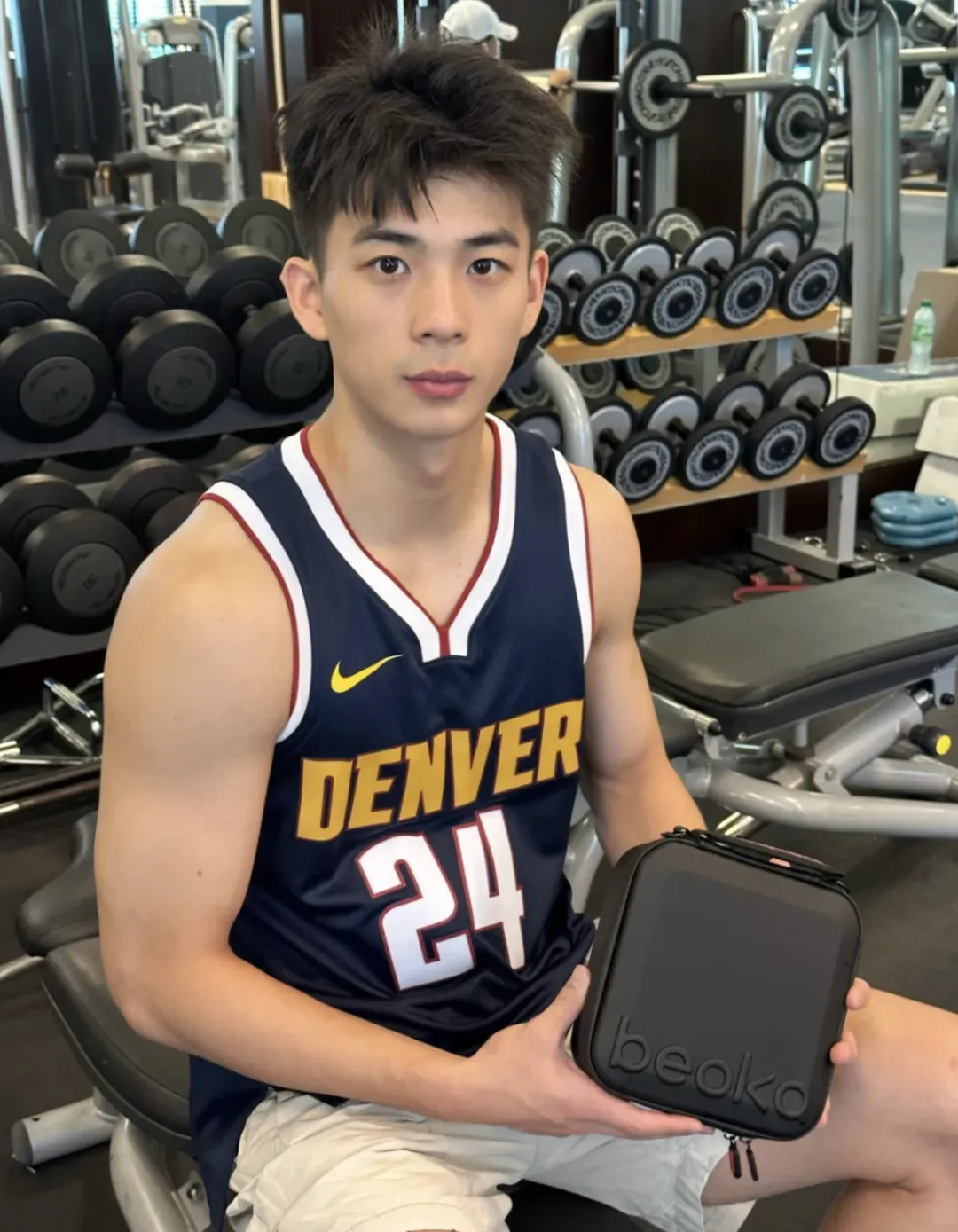 撩衣露腹肌的大鼻子体育生长的真好看！身材太顶了！