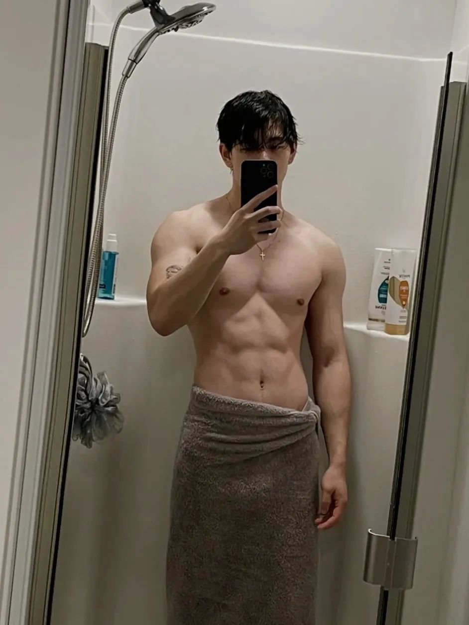190CM 肌肉护士小哥哥脱衣自拍，简直让人心跳加速！