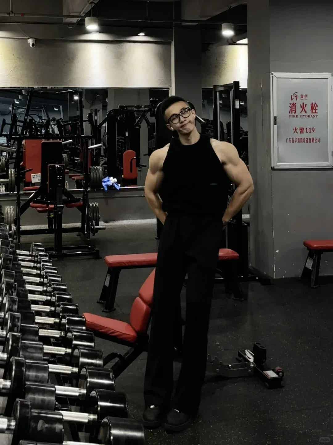 黑框眼镜肌肉型男，看着瘦其实猛