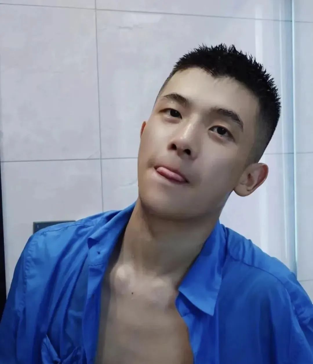 短发小鲜肉浴室照，想让人亲亲！