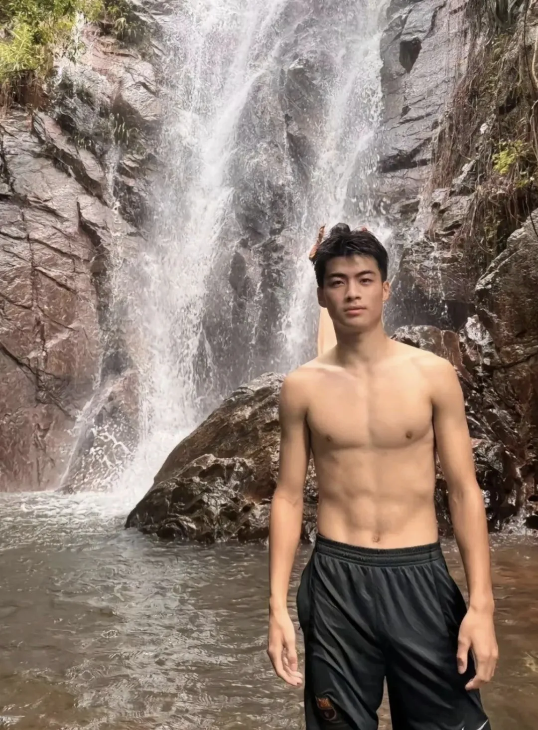鼻子大 20 岁山东男大体育生！被刘姥姥抱两个！
