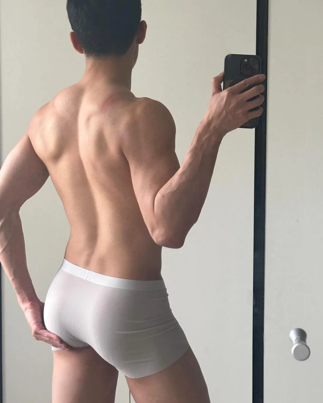 时尚圈新晋男神 " 巨大梁仔 ": 从北服走出的型男养成记