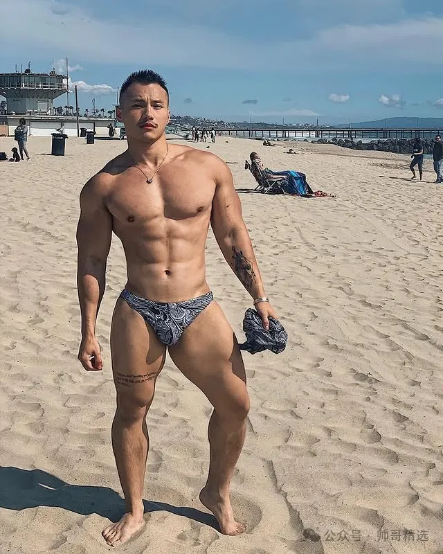 超爱穿低腰超小三角泳裤的肌肉网红 翘臀丁字写真全曝光