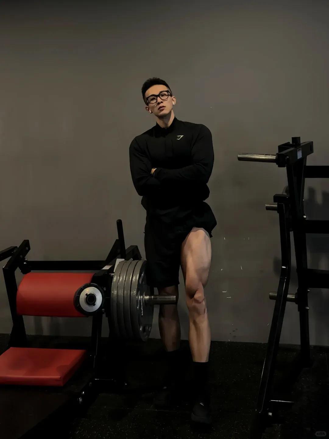 黑框眼镜肌肉型男，看着瘦其实猛