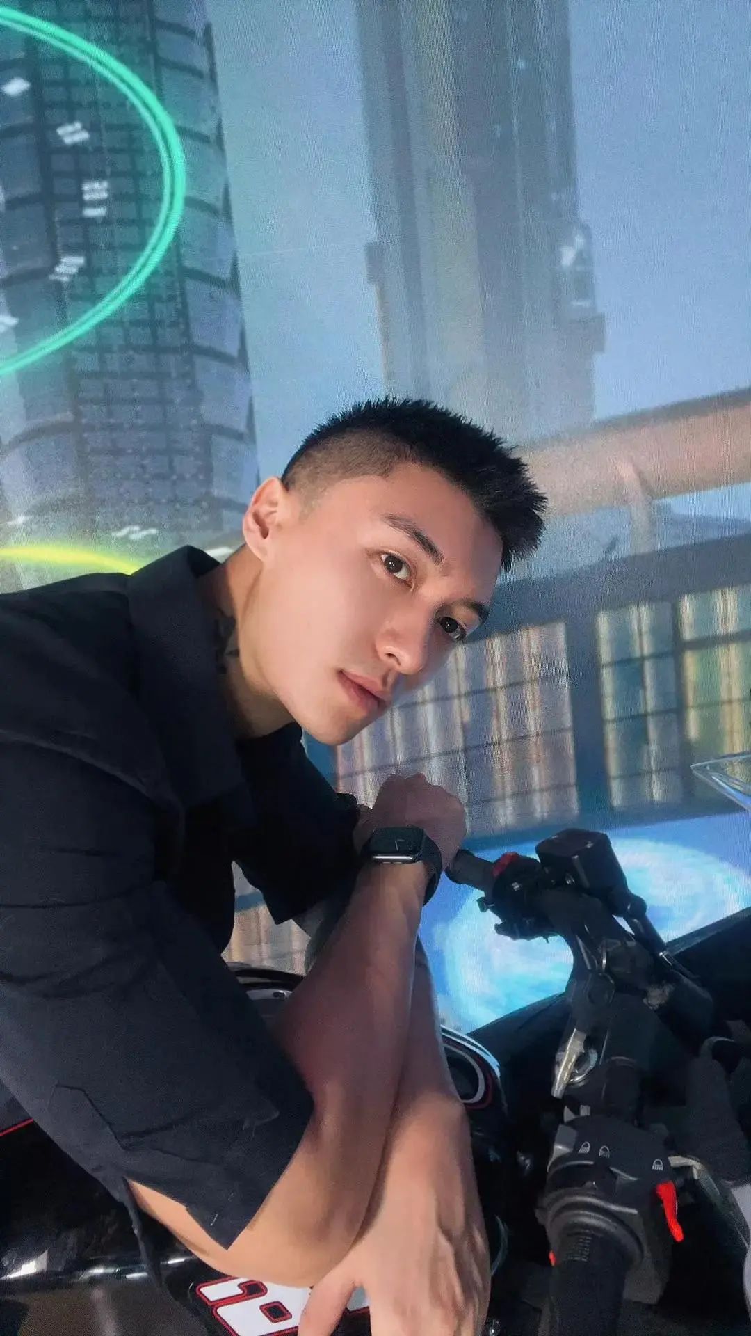 一看就很有性张力！健身型男与萌宠共享温馨时光