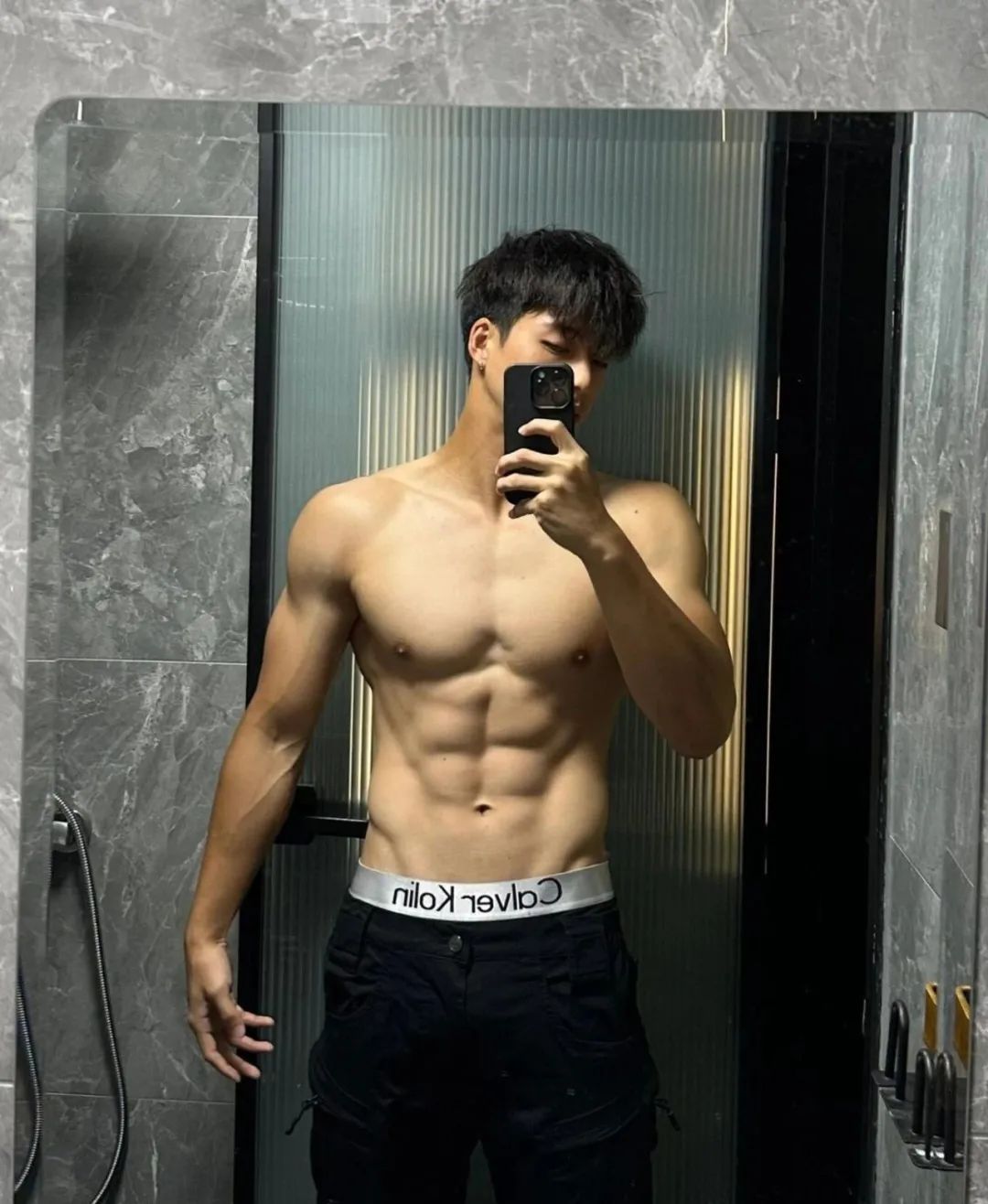 178cm 冷白皮腹肌帅哥，显眼包大！