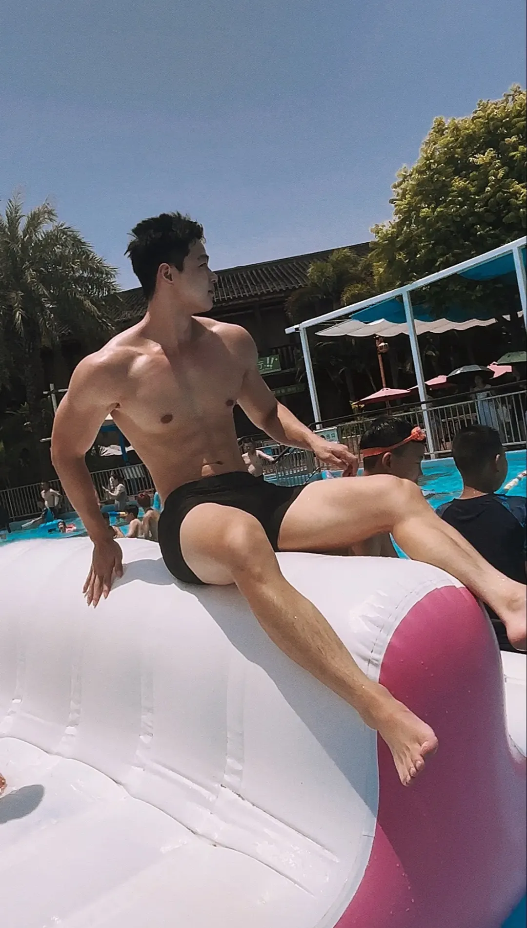 00 后型男演绎禁欲系正装，马靴搭配也太绝了吧！