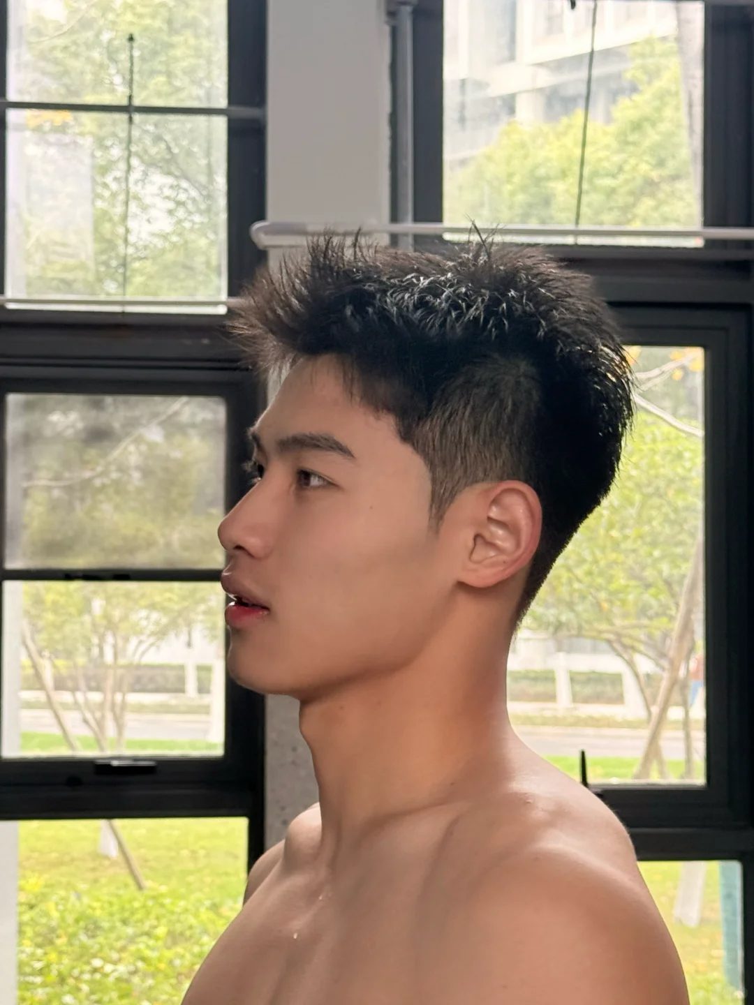 183cm 游泳体育生，帅脸 + 完美腹肌，这身材谁能拒绝？