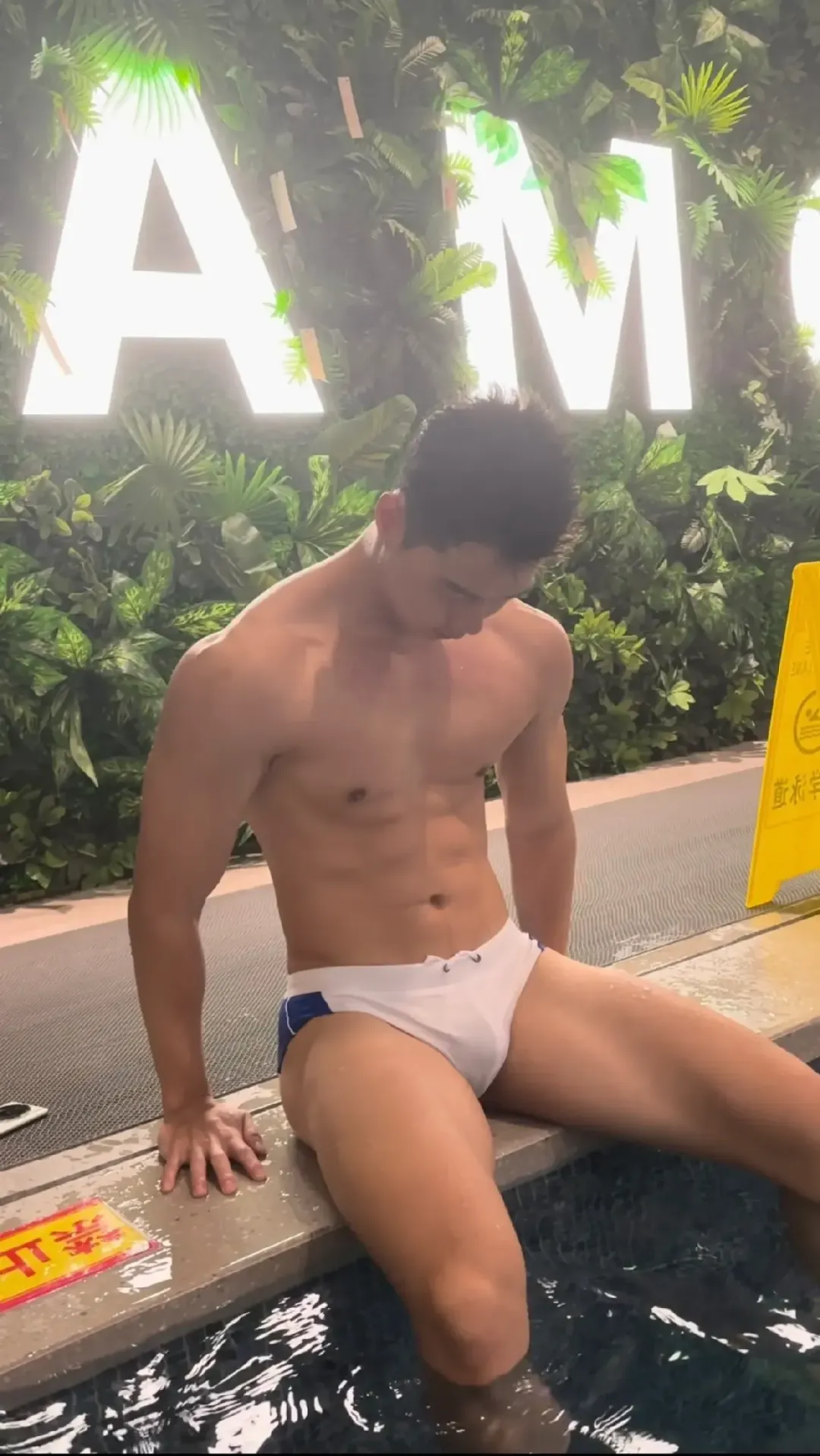 00 后型男演绎禁欲系正装，马靴搭配也太绝了吧！