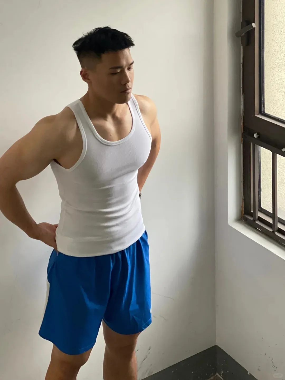 26 岁南京正装肌肉男，好一个翘屁嫩男！