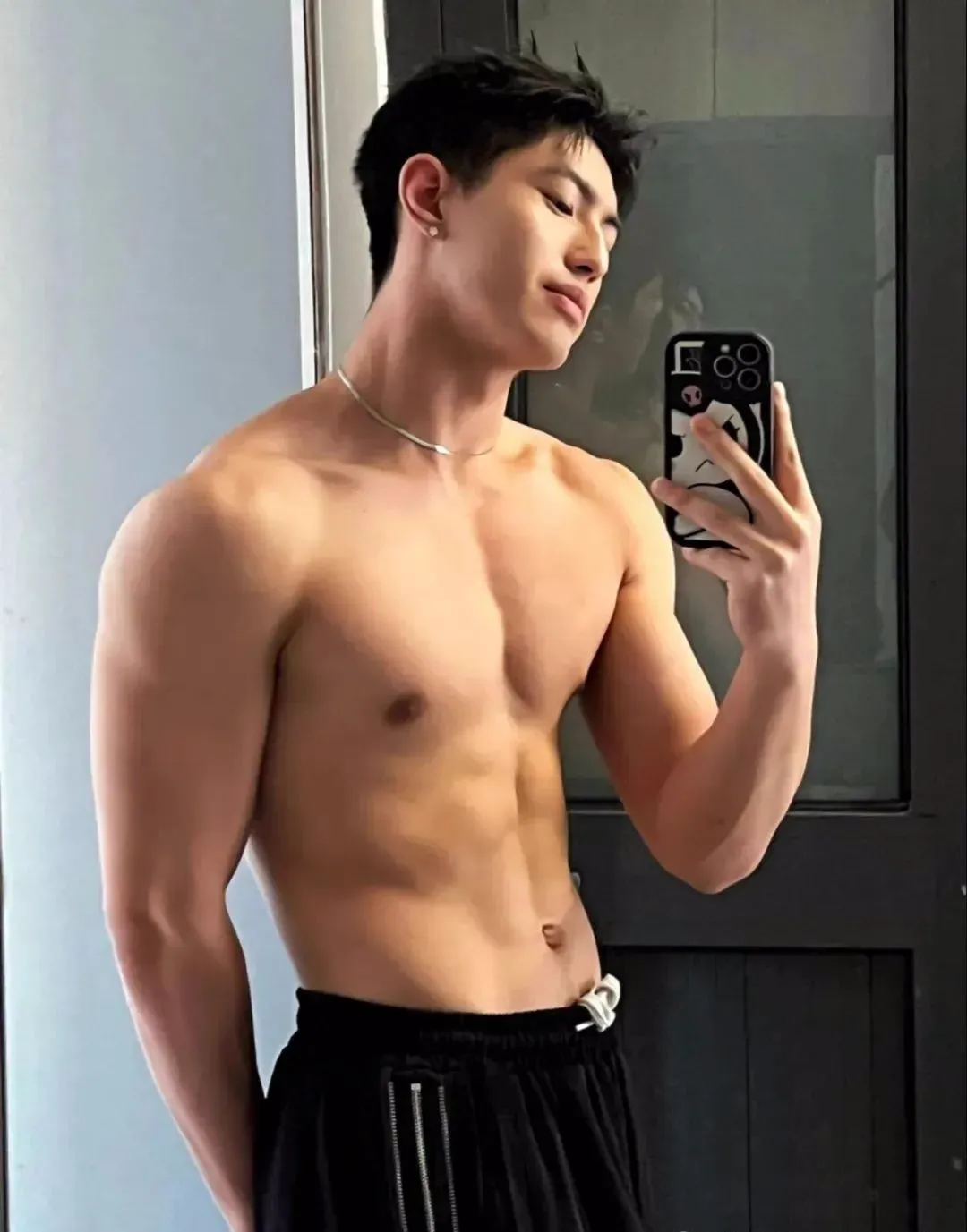 19 岁腱子肉痞帅男孩子的魅力密码，英气颜值 + 健康肤色，看了都想恋爱！