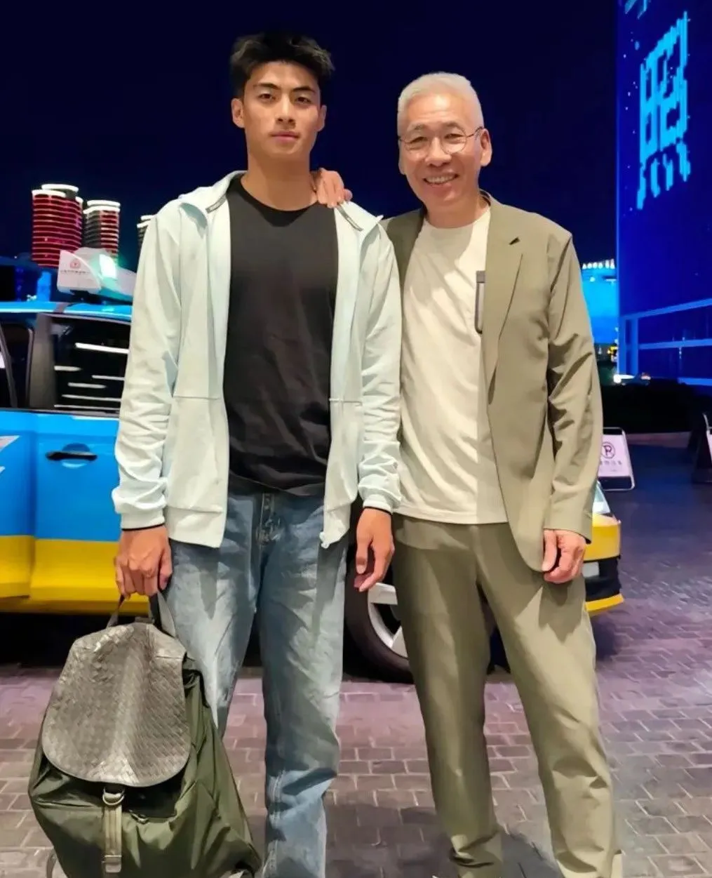 鼻子大 20 岁山东男大体育生！被刘姥姥抱两个！