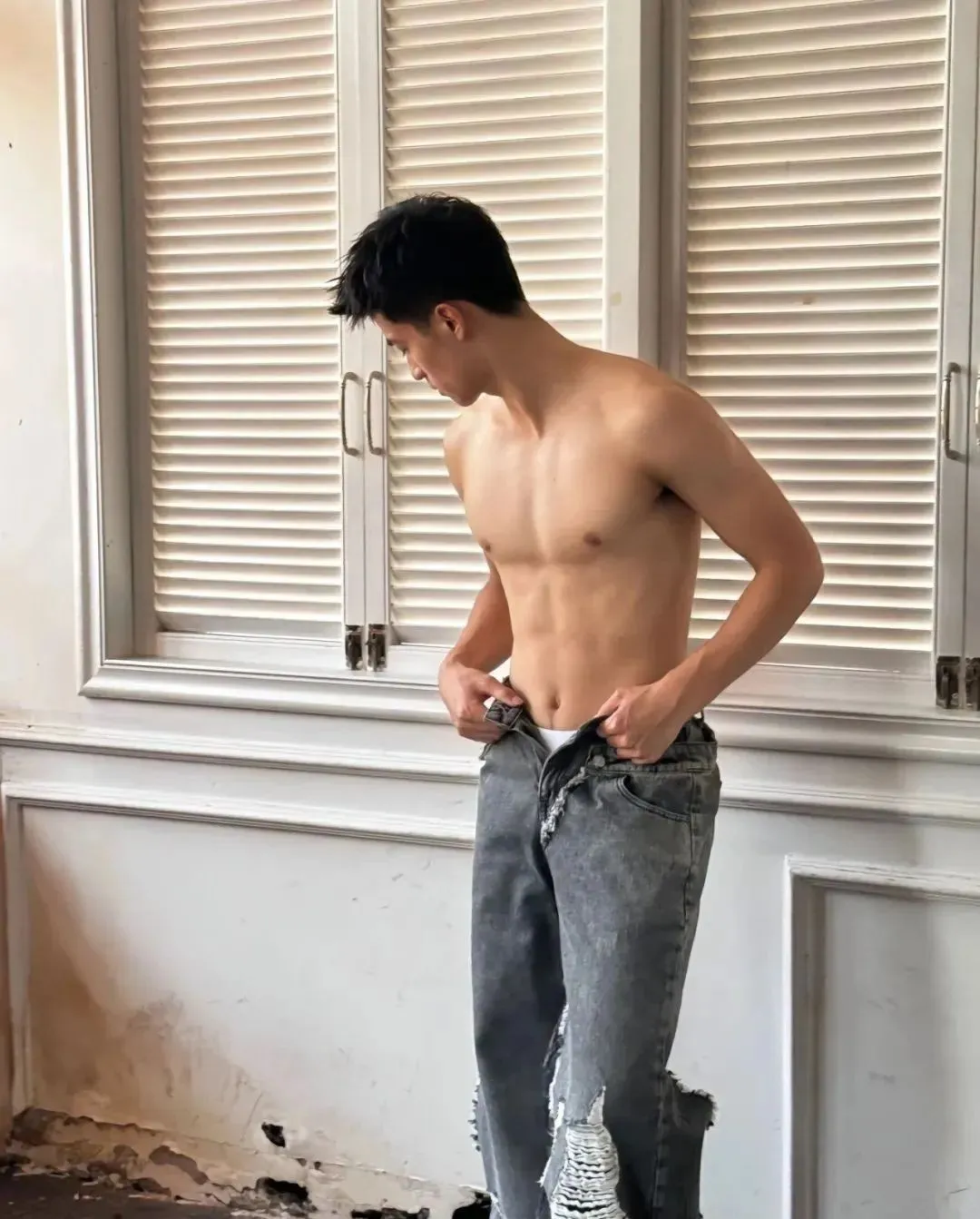 鼻子大 20 岁山东男大体育生！被刘姥姥抱两个！
