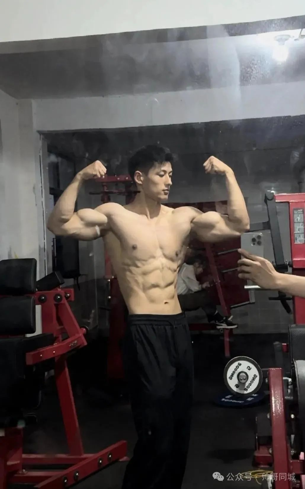 腹肌体育生爸爸，青筋暴起太精壮了！