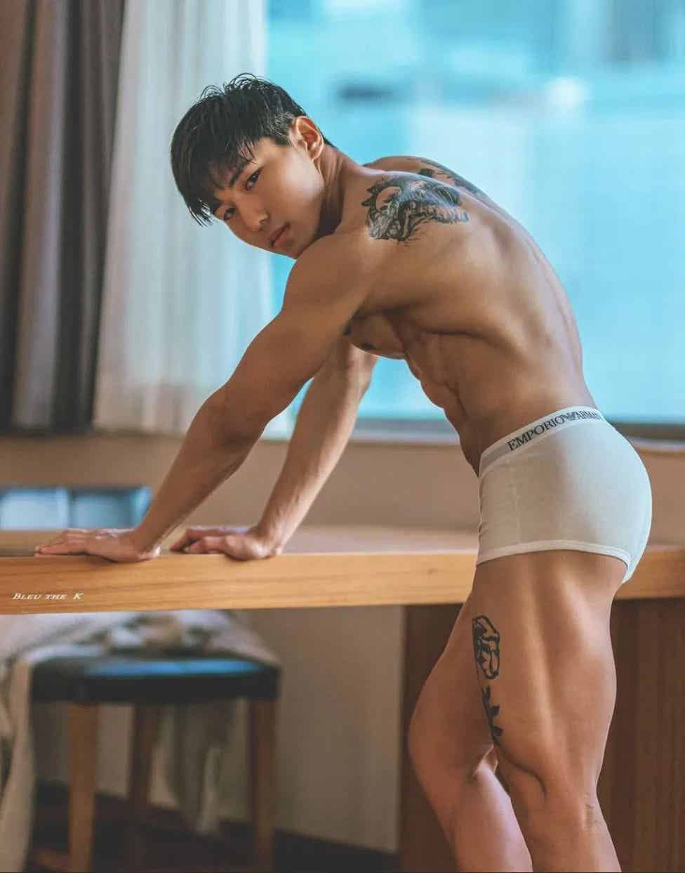 白内裤会透光 黑皮胸肌很粗壮-潮男潮北