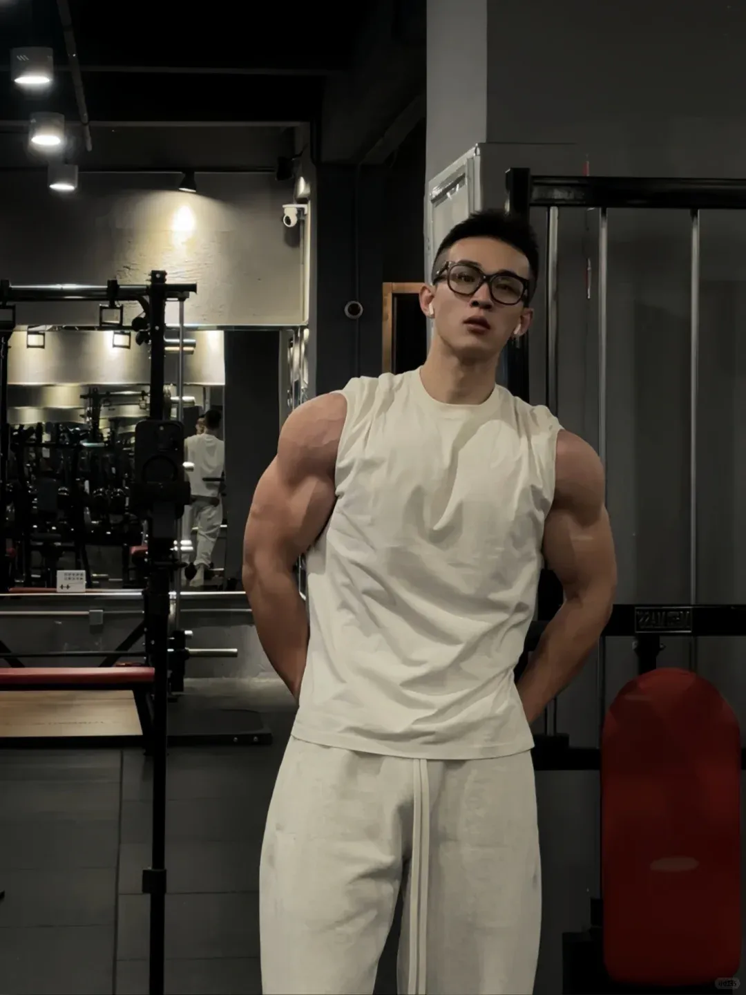 黑框眼镜肌肉型男，看着瘦其实猛