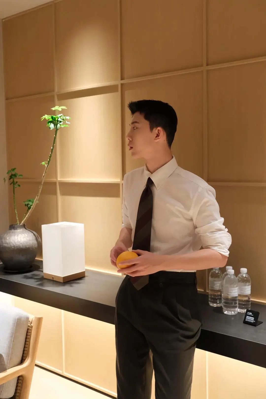 正装帅小哥的圣诞夜：寂寞，还是一种别样的浪漫？