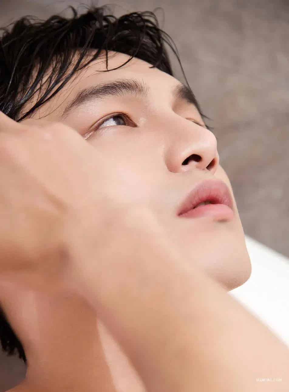 超帅小哥哥浴室清洗肌肉胴体 腋毛腹毛全展现