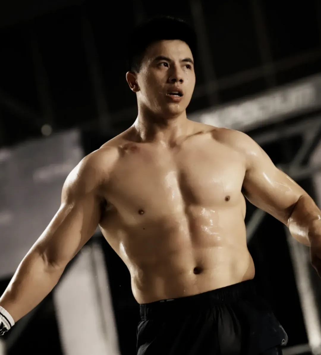 CrossFit 陈胜穿短裤举重火啦，实力太大太强了！！