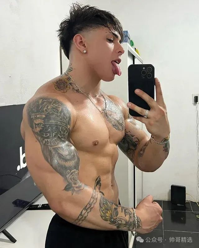 大鼻大胸肌肉粗筋 舌头长又翘 浑身汗香香