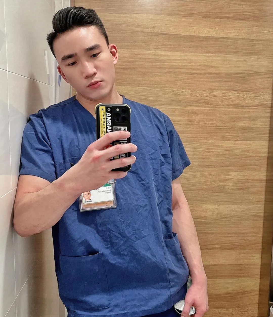斯文医生平时一本正经，私下的肌肉写真放飞自我