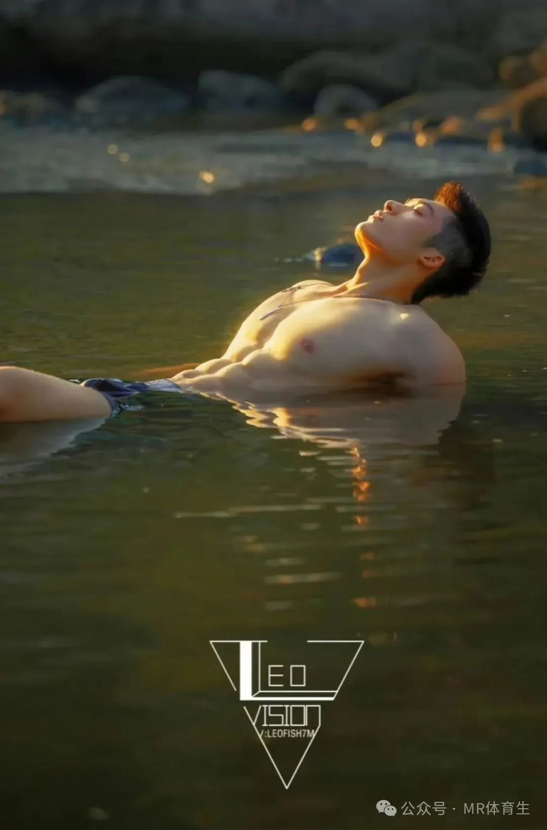 阳光下的肌肉帅哥，水中大方秀身材，这胸肌腹肌也太帅了